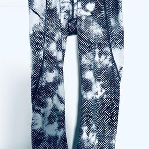 The North Face Blue/White Geometric Capri Leggings